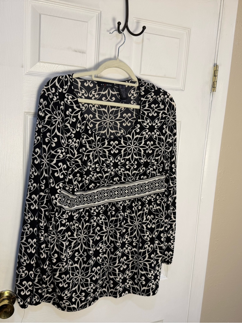 Liz Claiborne Axcess Black & White Patterned Women’s long top  
Floral XL
